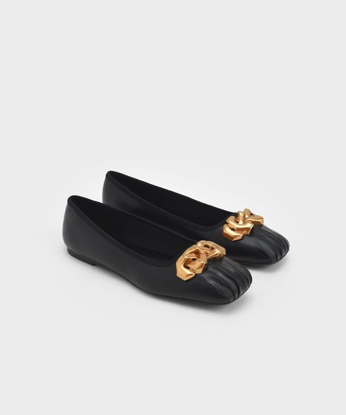 CHARLES & KEITH(チャールズ & キース)の「ルーシュドスクエアトゥ チャンキーチェーンリンクバレリーナ / Ruched Square-Toe Chunky Chain-Link Ballerinas(バレエシューズ・レディース・ブラック/オフホワイト・22.5cm/23cm/23.5cm/24.5cm/25cm/25.5cm)」の6枚目の写真