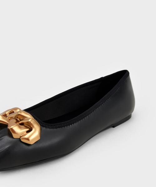 CHARLES & KEITH(チャールズ & キース)の「ルーシュドスクエアトゥ チャンキーチェーンリンクバレリーナ / Ruched Square-Toe Chunky Chain-Link Ballerinas(バレエシューズ・レディース・ブラック/オフホワイト・22.5cm/23cm/23.5cm/24.5cm/25cm/25.5cm)」の9枚目の写真