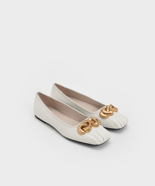 CHARLES & KEITH(チャールズ & キース)の「ルーシュドスクエアトゥ チャンキーチェーンリンクバレリーナ / Ruched Square-Toe Chunky Chain-Link Ballerinas(バレエシューズ・レディース・ブラック/オフホワイト・22.5cm/23cm/23.5cm/24.5cm/25cm/25.5cm)」の5枚目の写真