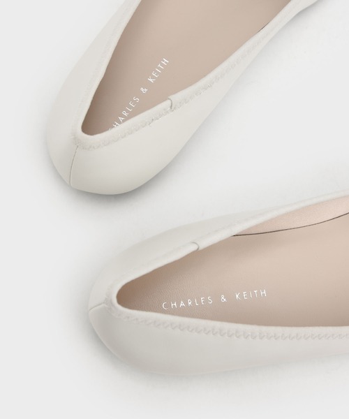 CHARLES & KEITH(チャールズ & キース)の「ルーシュドスクエアトゥ チャンキーチェーンリンクバレリーナ / Ruched Square-Toe Chunky Chain-Link Ballerinas(バレエシューズ・レディース・ブラック/オフホワイト・22.5cm/23cm/23.5cm/24.5cm/25cm/25.5cm)」の3枚目の写真