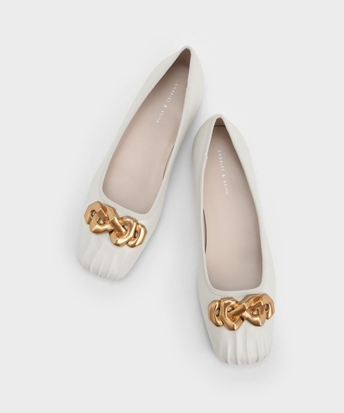 CHARLES & KEITH(チャールズ & キース)の「ルーシュドスクエアトゥ チャンキーチェーンリンクバレリーナ / Ruched Square-Toe Chunky Chain-Link Ballerinas(バレエシューズ・レディース・ブラック/オフホワイト・22.5cm/23cm/23.5cm/24.5cm/25cm/25.5cm)」の4枚目の写真