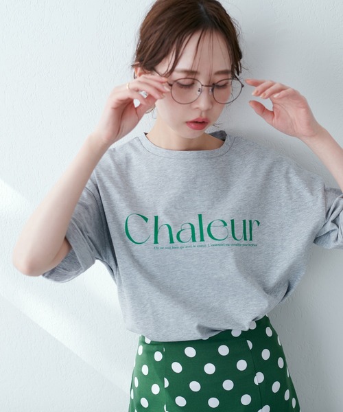 natural couture(ナチュラルクチュール)の「旬な1着 袖口ロールアップビッグロゴT(Tシャツ/カットソー・レディース・オフホワイト/ブラック/グレー/ピンク/その他2/その他1・FREE)」の1枚目の写真