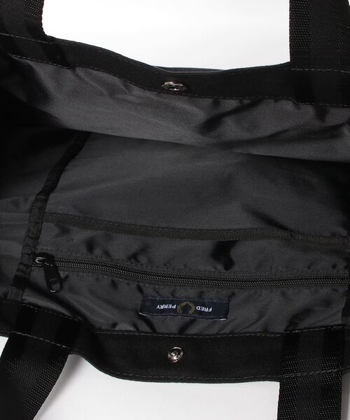 FRED PERRY（フレッドペリー）の「Large Laurel Print Tote Bag（トートバッグ・メンズ・ブラック・ONE SIZE）」の4枚目の写真