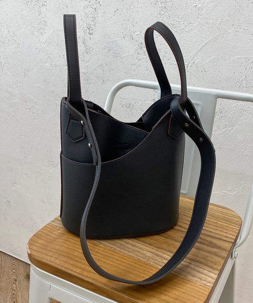 apres jour mignon(アプレジュールミニョン)の「【apresjour mignon×ARIAZ】2WAYバケツバッグ(ハンドバッグ・レディース・ブラック/グレイッシュベージュ・ONESIZE)」の6枚目の写真