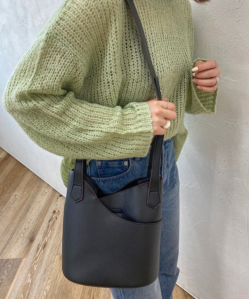 apres jour mignon(アプレジュールミニョン)の「【apresjour mignon×ARIAZ】2WAYバケツバッグ(ハンドバッグ・レディース・ブラック/グレイッシュベージュ・ONESIZE)」の3枚目の写真