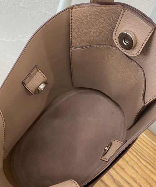 apres jour mignon(アプレジュールミニョン)の「【apresjour mignon×ARIAZ】2WAYバケツバッグ(ハンドバッグ・レディース・ブラック/グレイッシュベージュ・ONESIZE)」の10枚目の写真