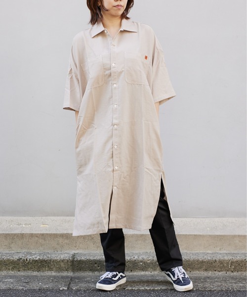 UNIVERSAL OVERALL(ユニバーサルオーバーオール)の「オープンカラーシャツワンピース【OPEN COLLAR SHIRT OP】(シャツワンピース・レディース・グレー/カーキ/ベージュ・FREE)」の1枚目の写真