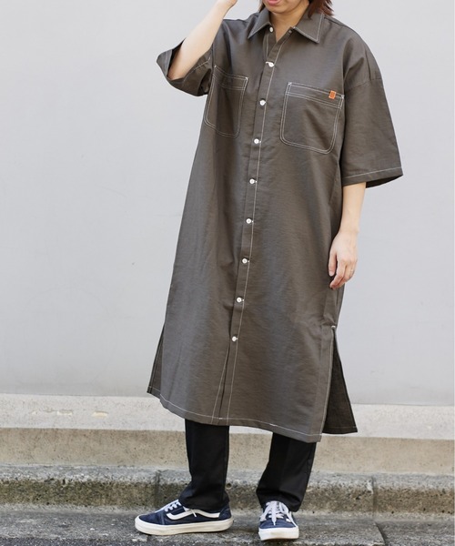 UNIVERSAL OVERALL(ユニバーサルオーバーオール)の「オープンカラーシャツワンピース【OPEN COLLAR SHIRT OP】(シャツワンピース・レディース・グレー/カーキ/ベージュ・FREE)」の3枚目の写真