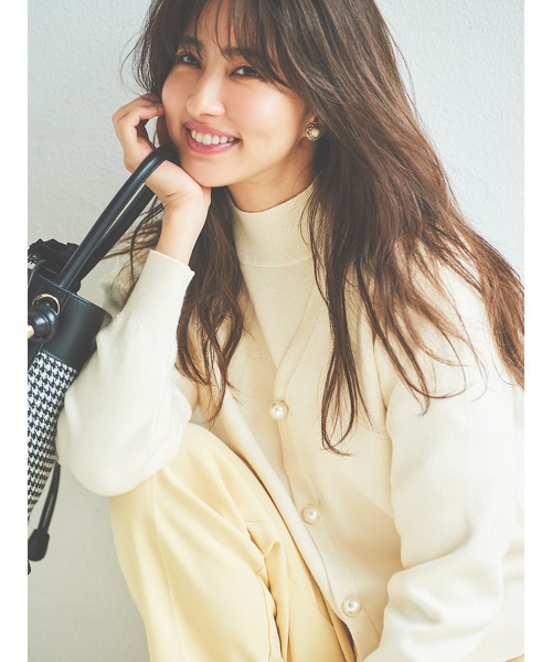 Te chichi（テチチ）の「フロントパールVネックカーディガン（カーディガン/ボレロ・レディース・ブラック/オフホワイト/グレー/ブルー・ﾌﾘ-）」の2枚目の写真