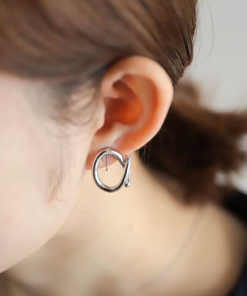 rapiecage（ラピエサージュ）の「サイドタイHOOPイヤリング（イヤリング・レディース・ゴールド/シルバー・FREE）」の3枚目の写真