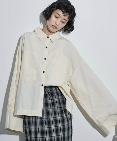 THE YOn（ザヨン）の「スーパーワイドスリーブボクシーシャツ（シャツ/ブラウス・レディース・ブルー/アイボリー/ベージュ/オフホワイト/グレー/ブラック/ネイビー/ホワイト×ネイビー/ライトグレー/ライム/ネイビー系/ホワイト系/ピンク/クリーム/サックスブルー・FREE）」の10枚目の写真