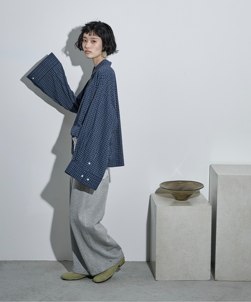 THE YOn（ザヨン）の「スーパーワイドスリーブボクシーシャツ（シャツ/ブラウス・レディース・ブルー/アイボリー/ベージュ/オフホワイト/グレー/ブラック/ネイビー/ホワイト×ネイビー/ライトグレー/ライム/ネイビー系/ホワイト系/ピンク/クリーム/サックスブルー・FREE）」の21枚目の写真