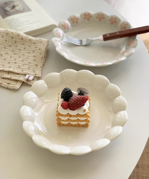 Made in I(メイドインアイ)の「北欧風ぷっくりフリルラウンドプレート(食器・レディース・ホワイト・FREE)」の1枚目の写真