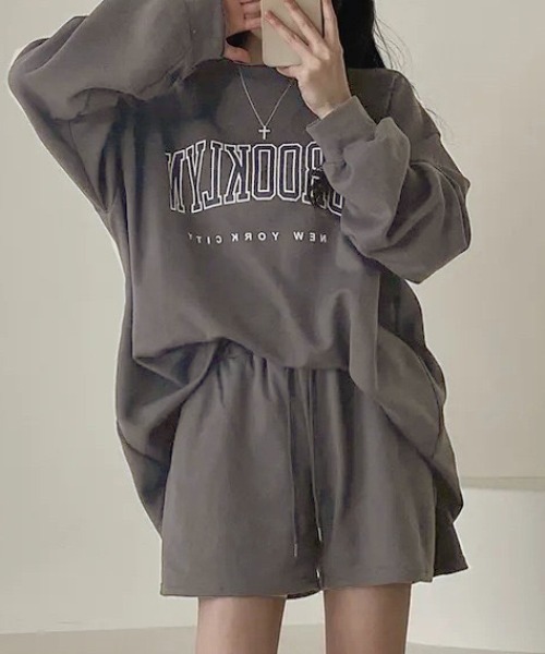 MYMOOD.（マイムード）の「【上下2点セット】カレッジロゴ スウェットセットアップ ルームウェア（その他ルームウェア・レディース・ブラック/ブルー/モカ・FREE）」の2枚目の写真