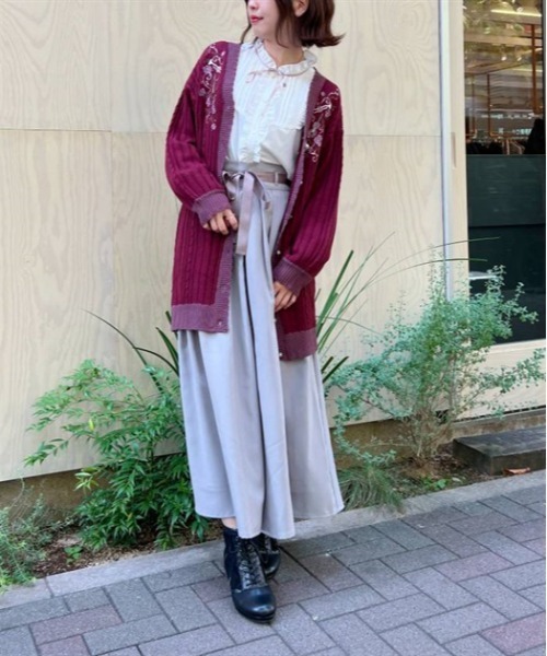 axes femme(アクシーズファム)の「音楽刺繍ロングニットカーディガン(カーディガン/ボレロ・レディース・ブラック/キナリ/ワイン・FREE)」の3枚目の写真