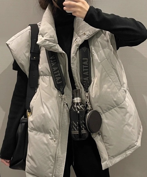 Achic(アシック)の「タンドネック ダウンライクベスト オーバーサイズ(テーラードジャケット・レディース・アイボリー/ブラック/グレー・M)」の1枚目の写真