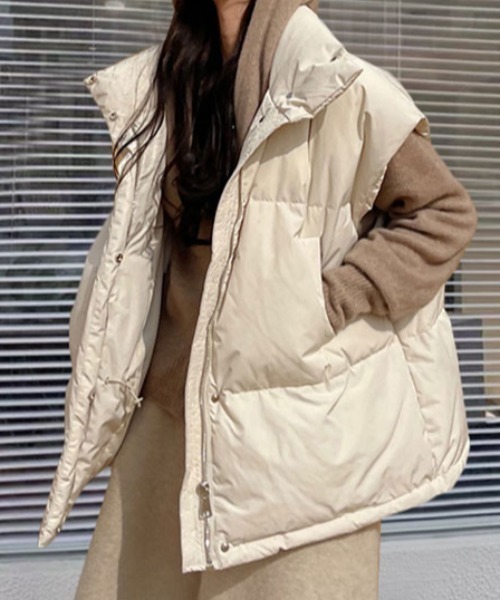 Achic(アシック)の「タンドネック ダウンライクベスト オーバーサイズ(テーラードジャケット・レディース・アイボリー/ブラック/グレー・M)」の2枚目の写真