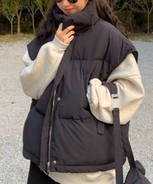 Achic(アシック)の「タンドネック ダウンライクベスト オーバーサイズ(テーラードジャケット・レディース・アイボリー/ブラック/グレー・M)」の3枚目の写真