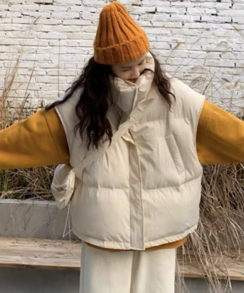 Achic(アシック)の「タンドネック ダウンライクベスト オーバーサイズ(テーラードジャケット・レディース・アイボリー/ブラック/グレー・M)」の4枚目の写真