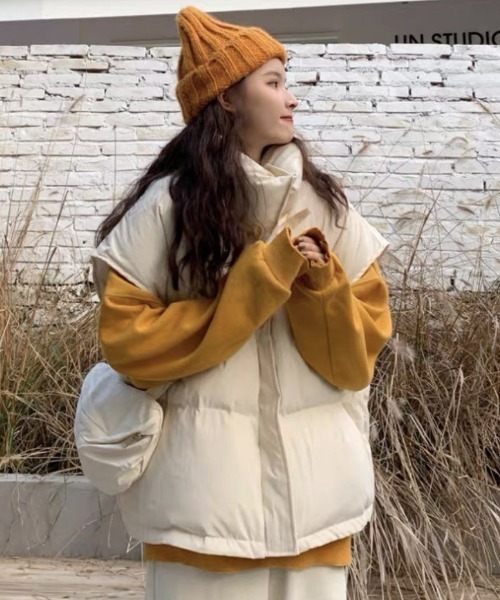 Achic(アシック)の「タンドネック ダウンライクベスト オーバーサイズ(テーラードジャケット・レディース・アイボリー/ブラック/グレー・M)」の5枚目の写真