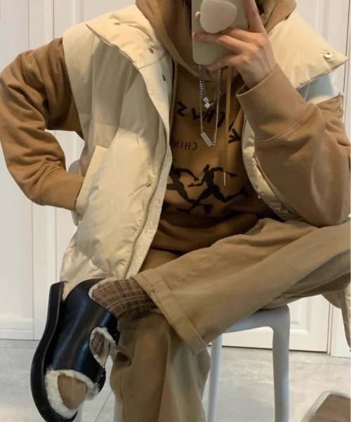 Achic(アシック)の「タンドネック ダウンライクベスト オーバーサイズ(テーラードジャケット・レディース・アイボリー/ブラック/グレー・M)」の6枚目の写真