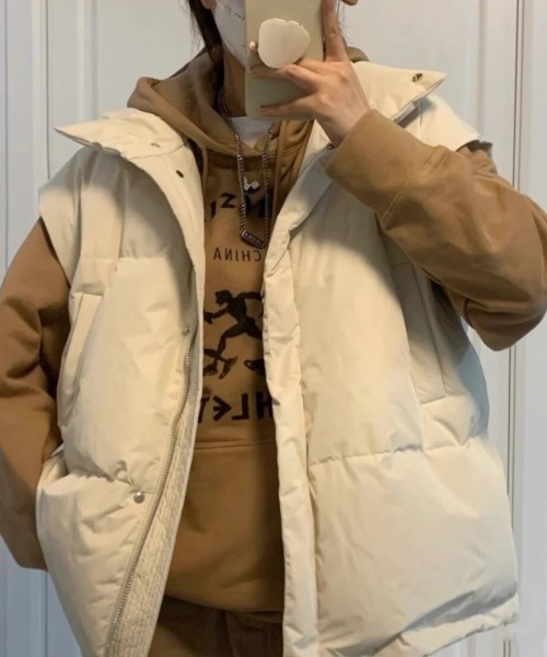 Achic(アシック)の「タンドネック ダウンライクベスト オーバーサイズ(テーラードジャケット・レディース・アイボリー/ブラック/グレー・M)」の7枚目の写真