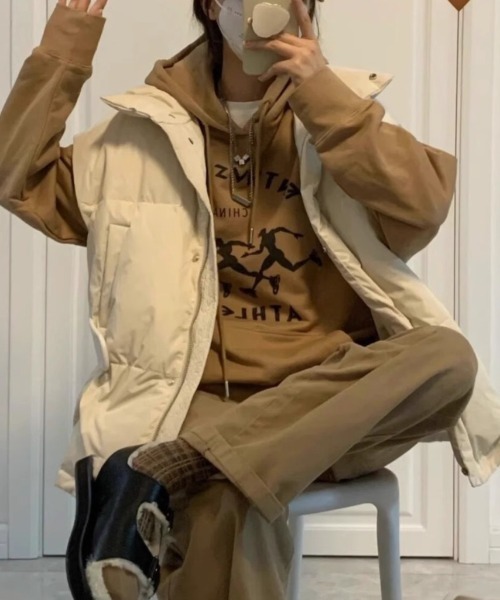 Achic(アシック)の「タンドネック ダウンライクベスト オーバーサイズ(テーラードジャケット・レディース・アイボリー/ブラック/グレー・M)」の8枚目の写真