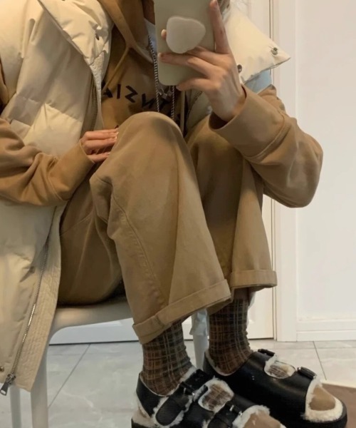 Achic(アシック)の「タンドネック ダウンライクベスト オーバーサイズ(テーラードジャケット・レディース・アイボリー/ブラック/グレー・M)」の9枚目の写真