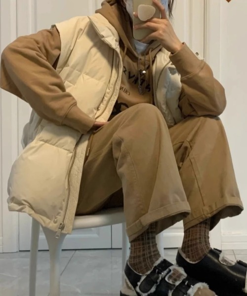 Achic(アシック)の「タンドネック ダウンライクベスト オーバーサイズ(テーラードジャケット・レディース・アイボリー/ブラック/グレー・M)」の10枚目の写真