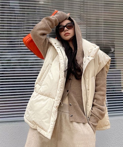 Achic(アシック)の「タンドネック ダウンライクベスト オーバーサイズ(テーラードジャケット・レディース・アイボリー/ブラック/グレー・M)」の11枚目の写真