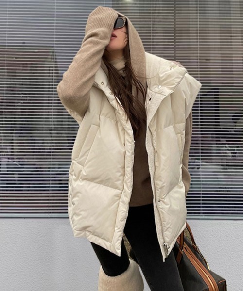 Achic(アシック)の「タンドネック ダウンライクベスト オーバーサイズ(テーラードジャケット・レディース・アイボリー/ブラック/グレー・M)」の12枚目の写真