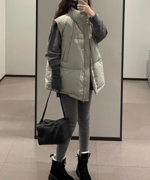 Achic(アシック)の「タンドネック ダウンライクベスト オーバーサイズ(テーラードジャケット・レディース・アイボリー/ブラック/グレー・M)」の22枚目の写真