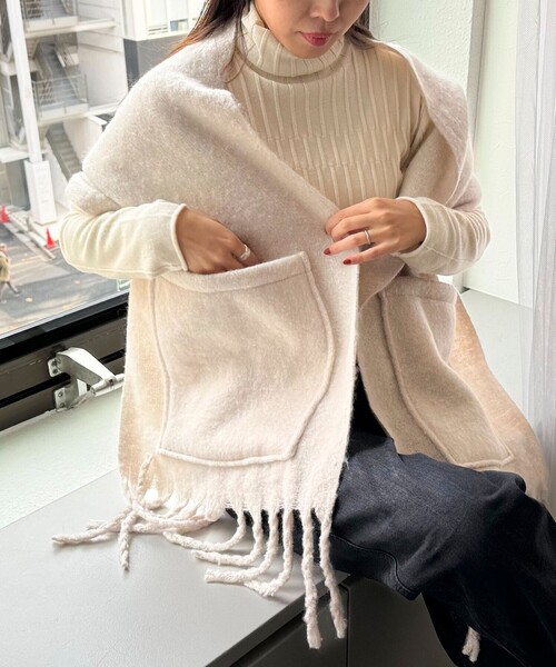 fredy emue（フレディエミュ）の「ポケ付きフリンジストール（ストール/ショール・レディース・キナリ/ラベンダー/チャコールグレー・FREE）」の2枚目の写真