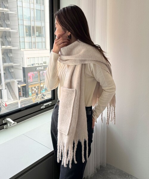 fredy emue（フレディエミュ）の「ポケ付きフリンジストール（ストール/ショール・レディース・キナリ/ラベンダー/チャコールグレー・FREE）」の4枚目の写真