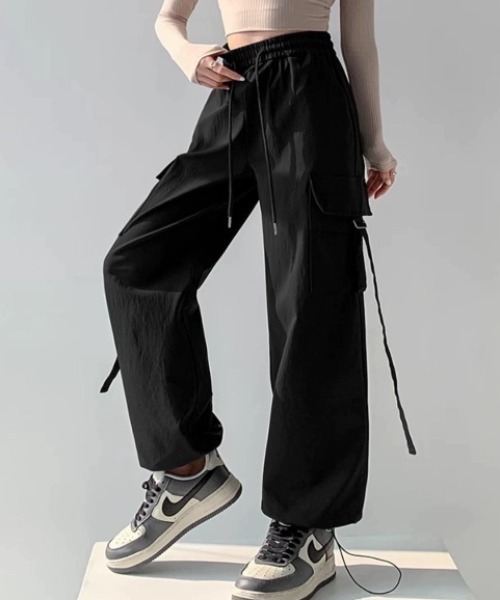 LADY LIKE(レディライク)の「ウエストゴムカーゴパンツ(カーゴパンツ・レディース・ブラック/ライトベージュ/グレー・M)」の2枚目の写真