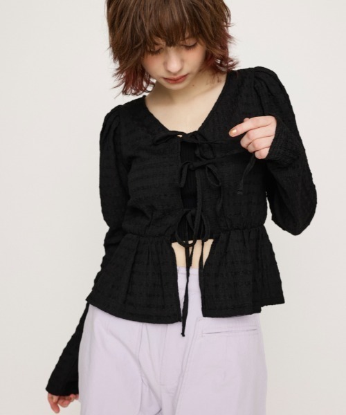 SLY(スライ)の「2WAY SWELLING JQ PUFF TOPS ツーウェイ スウェリング ジャガード パフ トップス(Tシャツ/カットソー・レディース・イエロー/アイボリー/ブラック・FREE)」の3枚目の写真