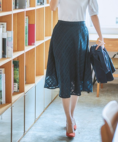 7days Life Styling(セブンデイズライフスタイリング)の「シアーチェックフレアスカート(スカート・レディース・ネイビー/ブラック/アイボリー・S/M/L/LL)」の4枚目の写真