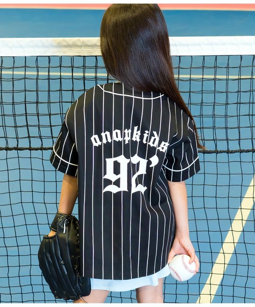 ANAP kids（アナップキッズ）の「ベースボール風半袖シャツ（シャツ/ブラウス・キッズ・ブラック/ライトブルー・110cm/120cm/130cm）」の2枚目の写真