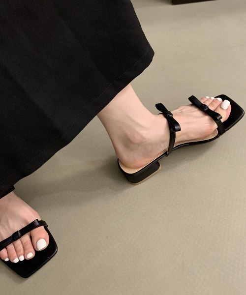 mebole（メボレ）の「ダブルリボンスクエアトゥサンダル（サンダル・レディース・ブラック/アイボリー/シルバー・SMALL/MEDIUM/LARGE）」の6枚目の写真