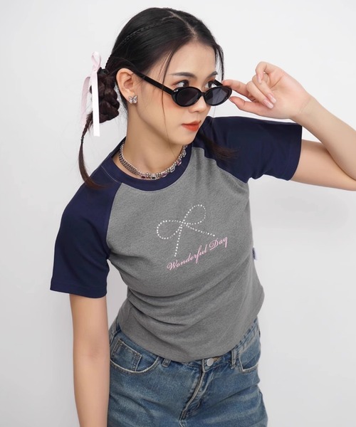 A'GEM9(エージェムナイン)の「A'GEM/9 × .kom 『CORYSTUDIO/コリースタジオ』リボンラグラン半袖カットソー(Tシャツ/カットソー・レディース・グレー・S/M)」の2枚目の写真