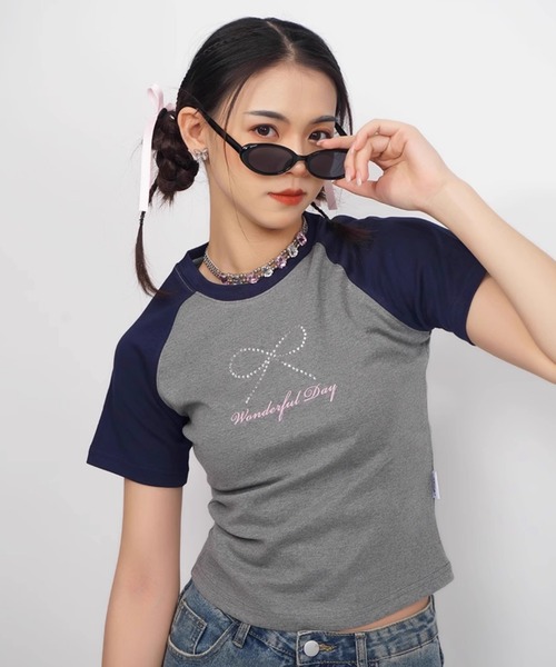 A'GEM9(エージェムナイン)の「A'GEM/9 × .kom 『CORYSTUDIO/コリースタジオ』リボンラグラン半袖カットソー(Tシャツ/カットソー・レディース・グレー・S/M)」の8枚目の写真
