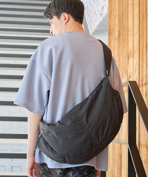 LAKOLE（ラコレ）の「ハーフムーンショルダーバッグ / 126712（ショルダーバッグ・メンズ・ブラック/カーキ/オフホワイト/グレー・FREE）」の3枚目の写真