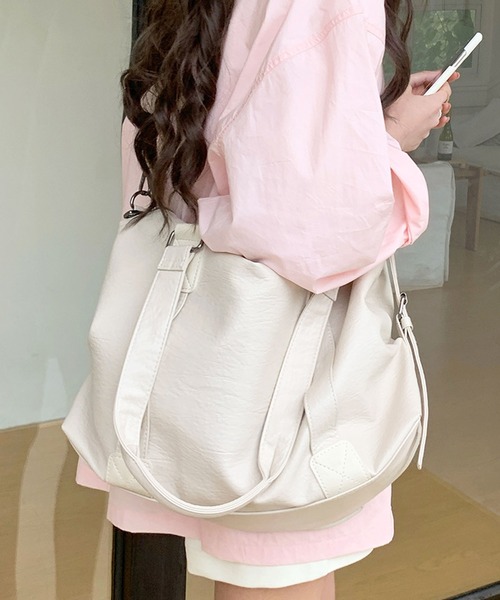 florist（フローリスト）の「【2WAY・大容量】ヴィーガンレザーシンプルボストンバッグ/トラベルバッグ（ボストンバッグ・レディース・オフホワイト/ブラック/キャメル・FREE）」の5枚目の写真