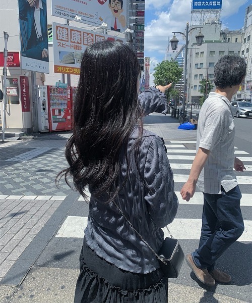 anyonemore(エニワンモア)の「イケラインリンクルオープンシャツ(シャツ/ブラウス・レディース・チャコール/ブラック/ホワイト・FREE)」の9枚目の写真
