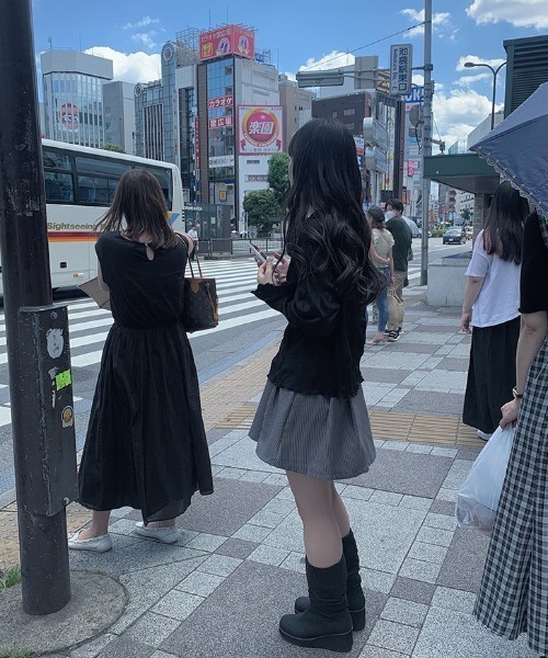 anyonemore(エニワンモア)の「イケラインリンクルオープンシャツ(シャツ/ブラウス・レディース・チャコール/ブラック/ホワイト・FREE)」の13枚目の写真