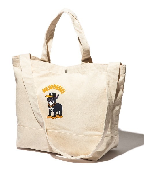 Kinetics(キネティクス)の「KINETICS 小山ゆうじろう×伊藤商店×Kinetics HESOMAGARI TOTE BAG LARGE(キネティクス へそまがり トートバッグ ラージ)(トートバッグ・メンズ・アイボリー・FREE)」の1枚目の写真