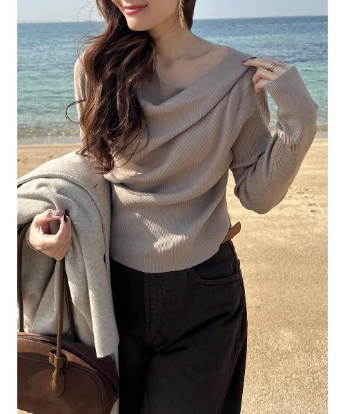classicalelf（クラシカルエルフ）の「程よい肌魅せで「あざと可愛い」♪ 胸元 ドレープ デザイン きれいめニット（長袖）（ニット/セーター・レディース・ブラック/グレイッシュベージュ/グレー/オフホワイト・LARGE/MEDIUM/SMALL/X-LARGE）」の22枚目の写真