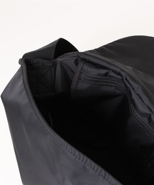 Manhattan Portage（マンハッタンポーテージ）の「Nylon Messenger Bag JR Flap Zipper Pocket PEANUTS FW2024（メッセンジャーバッグ・レディース・ブラック・SMALL）」の20枚目の写真