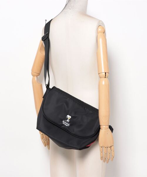 Manhattan Portage（マンハッタンポーテージ）の「Nylon Messenger Bag JR Flap Zipper Pocket PEANUTS FW2024（メッセンジャーバッグ・レディース・ブラック・SMALL）」の21枚目の写真