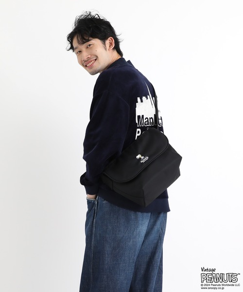 Manhattan Portage（マンハッタンポーテージ）の「Nylon Messenger Bag JR Flap Zipper Pocket PEANUTS FW2024（メッセンジャーバッグ・レディース・ブラック・SMALL）」の3枚目の写真